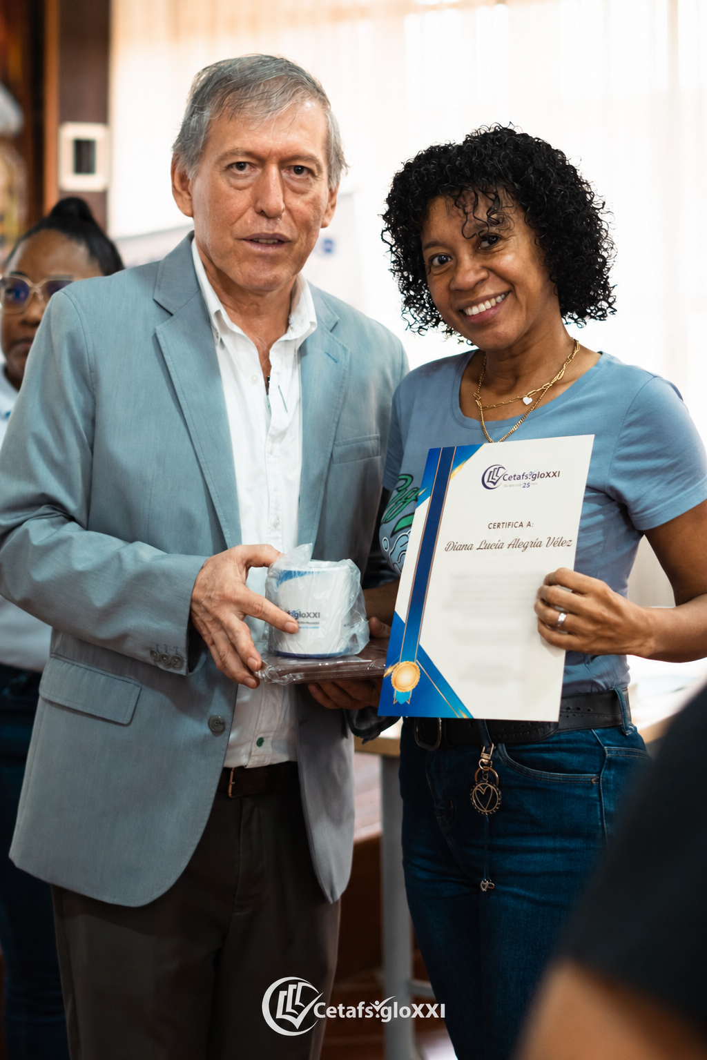 Egresada de Cetaf Siglo XXI recibiendo su certificado de grado